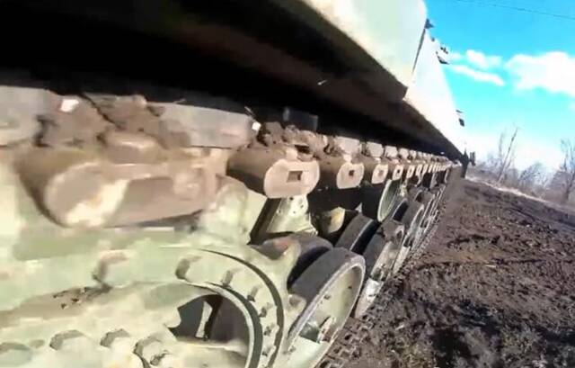 俄媒：俄国防部发布缴获德国战车的“车评”视频，批评其设计存在问题